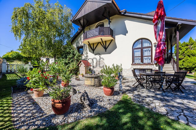 Eladó családi ház, Siófokon 245.9 M Ft, 10 szobás