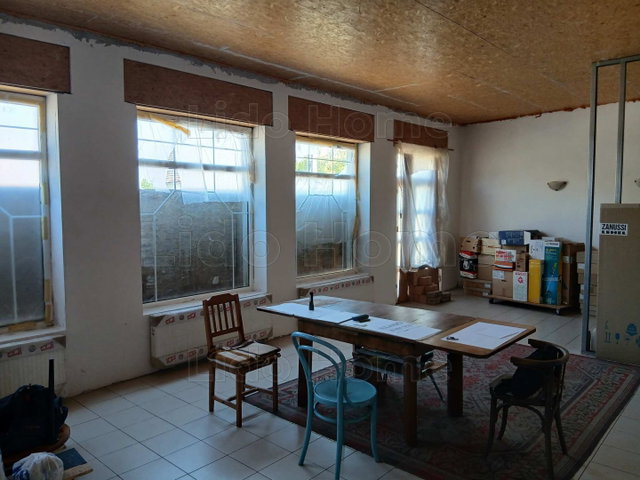 Eladó családi ház, Komáromban 65 M Ft, 5+1 szobás
