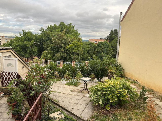 Eladó családi ház, Pécsett 179 M Ft, 7+2 szobás