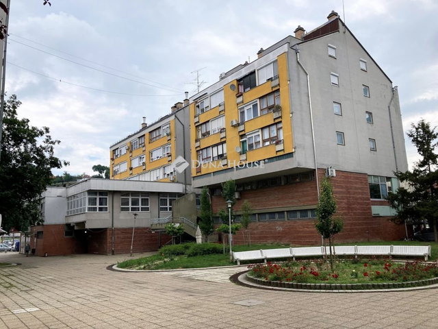 Eladó panellakás, Esztergomban 99.95 M Ft, 5 szobás