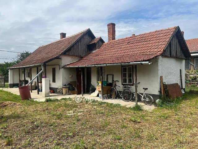 Eladó családi ház, Újszászon 14.9 M Ft, 2 szobás