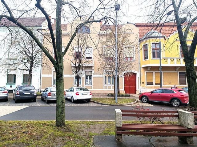 Eladó téglalakás, Békéscsabán, Szabadság téren 58 M Ft