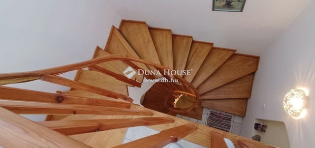 Eladó családi ház, Szentendrén 335 M Ft, 10 szobás