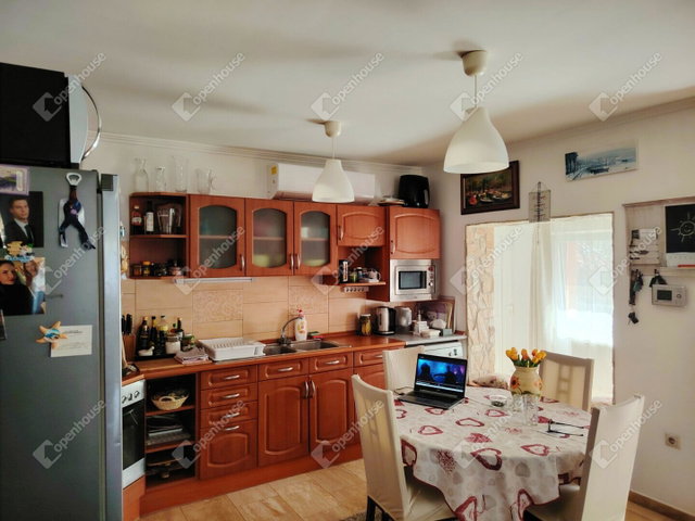 Eladó családi ház, Velencén 180 M Ft, 6 szobás