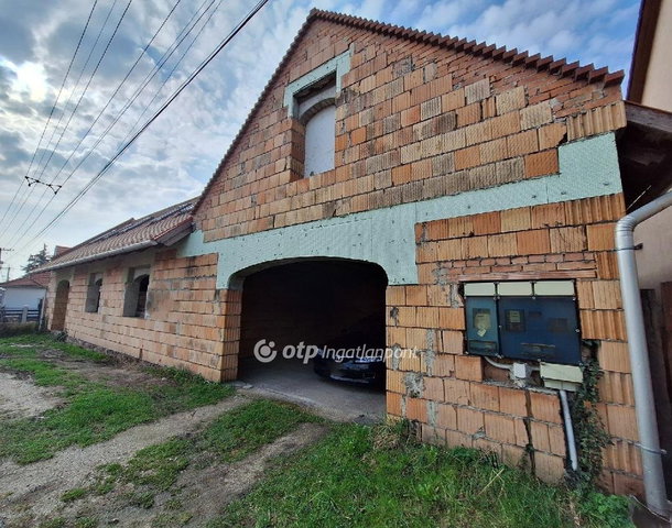 Eladó családi ház, Felsőörsön 180 M Ft, 5 szobás