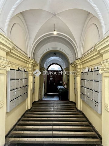 Eladó téglalakás, Budapesten, VI. kerületben 48.8 M Ft, 1 szobás