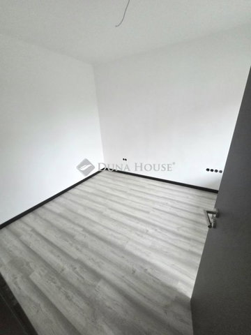 Eladó téglalakás, Pécsett 79.9 M Ft, 1+3 szobás
