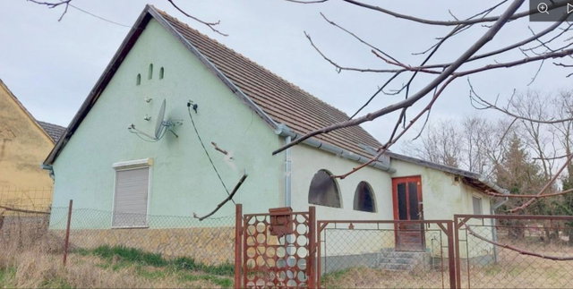 Eladó családi ház, Szakcson 5.65 M Ft, 1 szobás