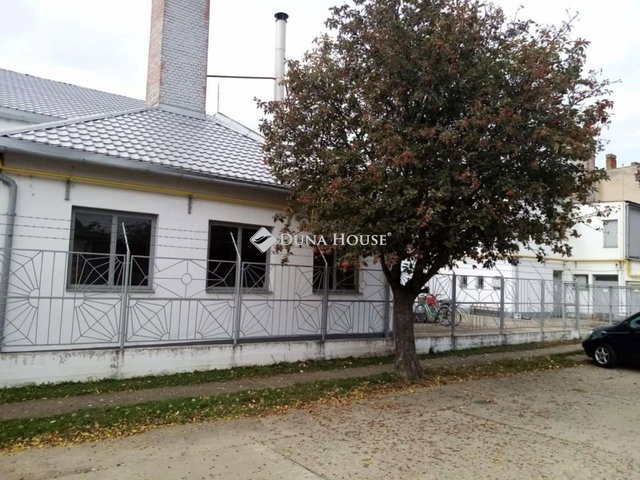 Eladó ipari ingatlan, Komádiban 200 M Ft / költözzbe.hu