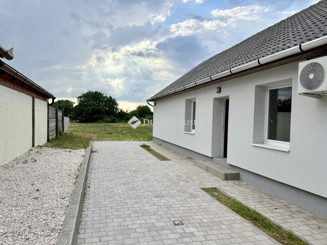 Eladó családi ház, Szentlőrinckátán 69.9 M Ft, 8 szobás