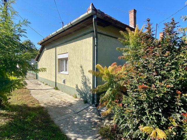 Eladó ikerház, Kunszentmártonban 7.9 M Ft, 1 szobás