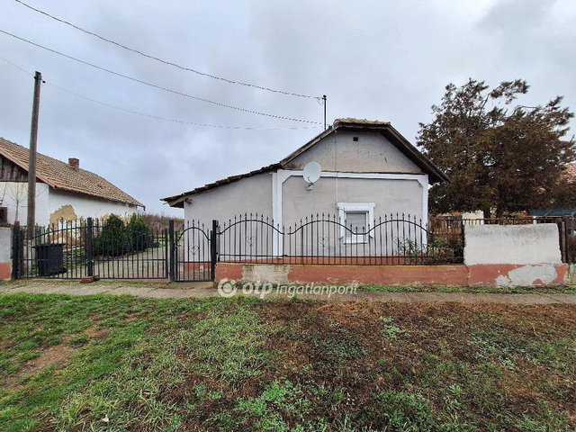 Eladó családi ház, Tiszaigaron 9.9 M Ft, 2 szobás