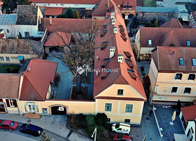 Eladó családi ház, Tatán, Alkotmány utcában 484 M Ft, 7 szobás