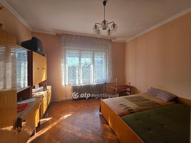 Eladó családi ház, Pápán 75 M Ft, 7 szobás