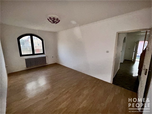 Eladó családi ház, Sándorfalván 109.99 M Ft, 5 szobás