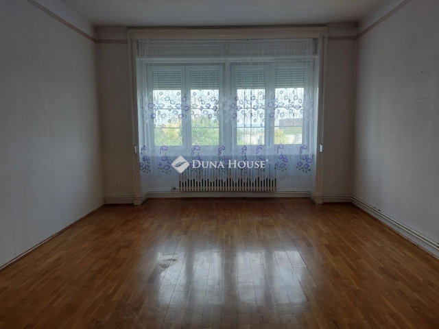 Eladó téglalakás, Pétfürdőn 58 M Ft, 4 szobás