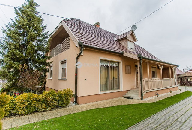 Eladó családi ház, Jászberényben 148.5 M Ft, 4 szobás