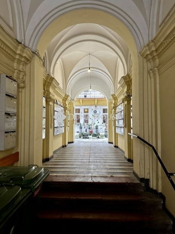 Eladó téglalakás, Budapesten, VI. kerületben 48.8 M Ft, 1 szobás
