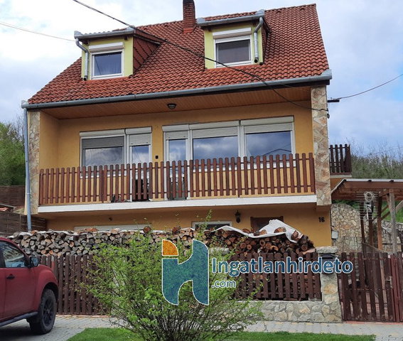 Eladó családi ház, Hévízen 242 M Ft, 8+2 szobás