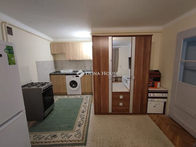Eladó téglalakás, Pécsett, Perczel Miklós utcában 35 M Ft