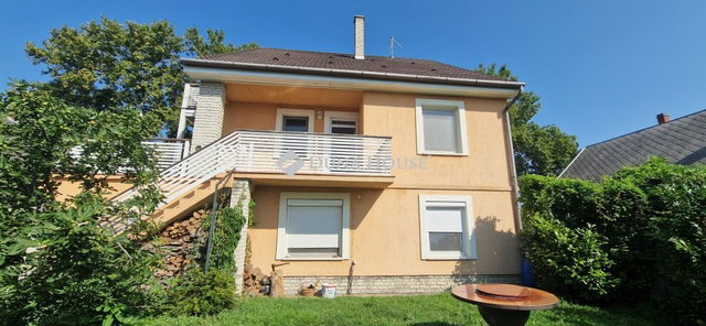 Eladó családi ház, Balatonfenyvesen 149 M Ft, 9 szobás