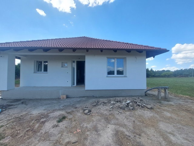 Eladó családi ház, Besnyőn 135 M Ft, 6 szobás