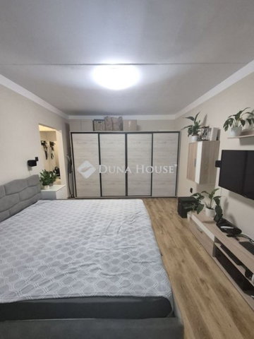 Eladó panellakás, Komlón 25.9 M Ft, 2 szobás