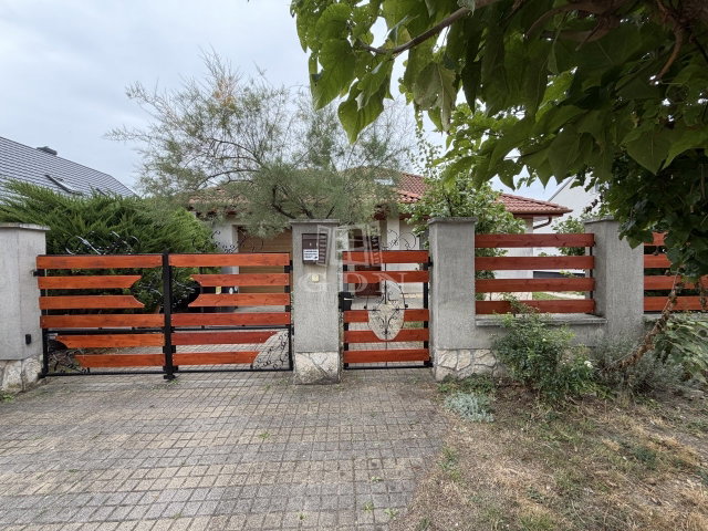Kiadó családi ház, albérlet, Bábolnán 250 E Ft / hó, 2 szobás