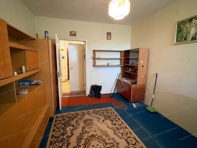 Eladó panellakás, Tapolcán 25 M Ft, 2 szobás