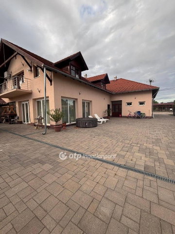 Eladó családi ház, Bakson 139.9 M Ft, 6 szobás