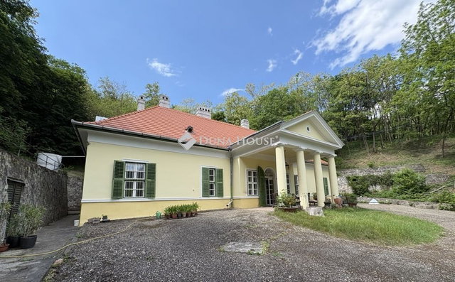 Eladó családi ház, Esztergomban 435.6 M Ft, 18 szobás