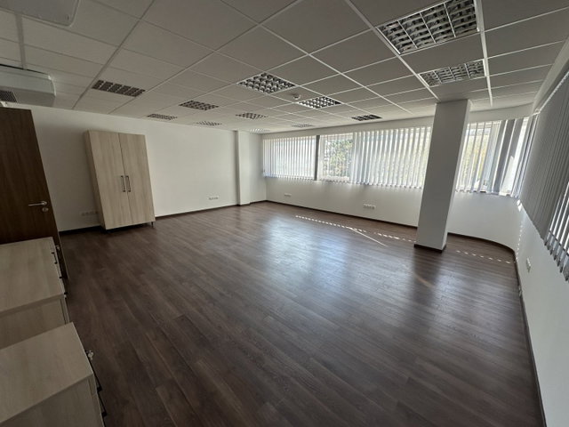Kiadó iroda, Várpalotán, Szent István úton 214 E Ft / hó
