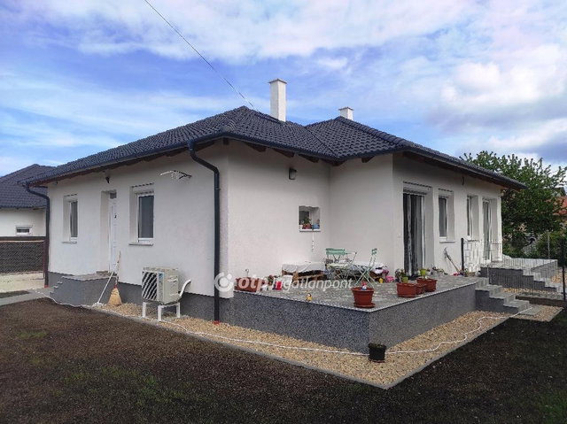 Eladó ikerház, Százhalombattán 95 M Ft, 4 szobás