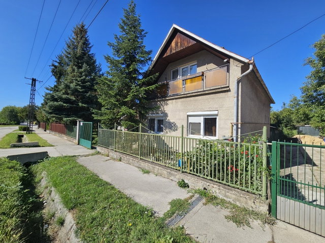 Eladó családi ház, Ajkán 67 M Ft, 4 szobás