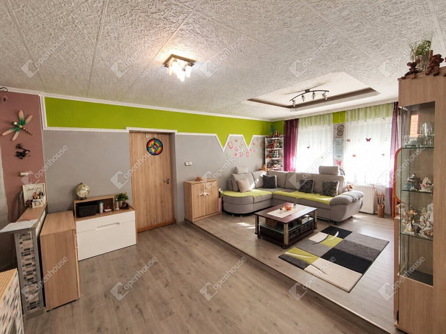 Eladó családi ház, Komáromban 69.99 M Ft, 4 szobás