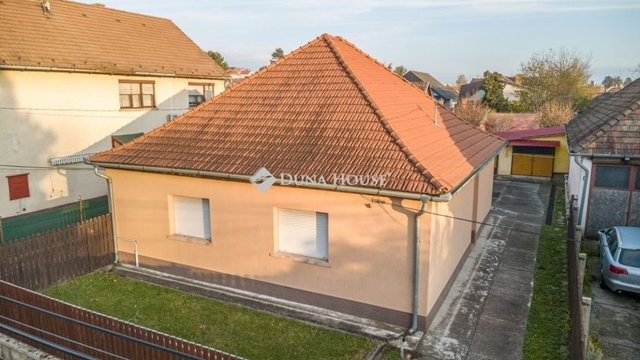 Eladó családi ház, Vácon 80 M Ft, 4 szobás