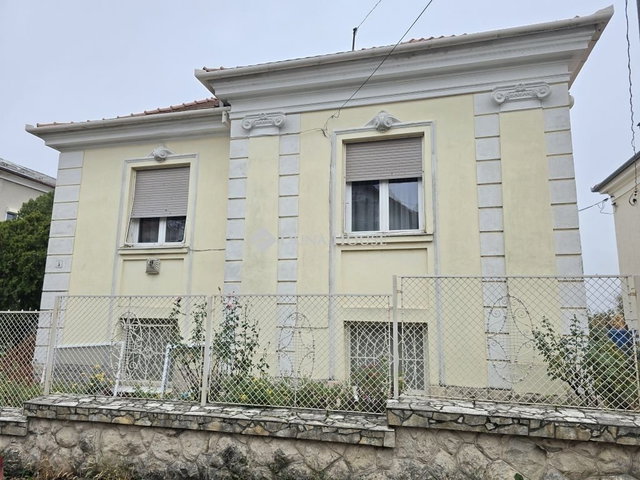 Eladó családi ház, Pécsett 119.9 M Ft, 6 szobás