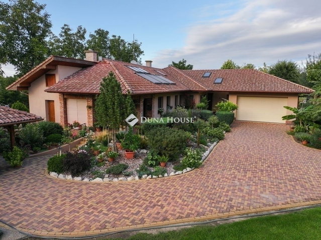 Eladó családi ház, Kecskeméten 450 M Ft, 4 szobás