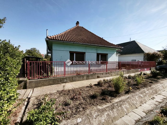 Eladó családi ház, Dunaújvárosban 35.5 M Ft, 2 szobás