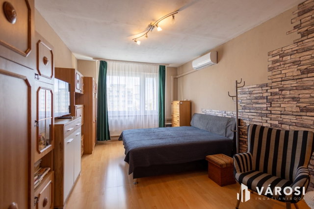 Eladó panellakás, Szegeden 36 M Ft, 1 szobás