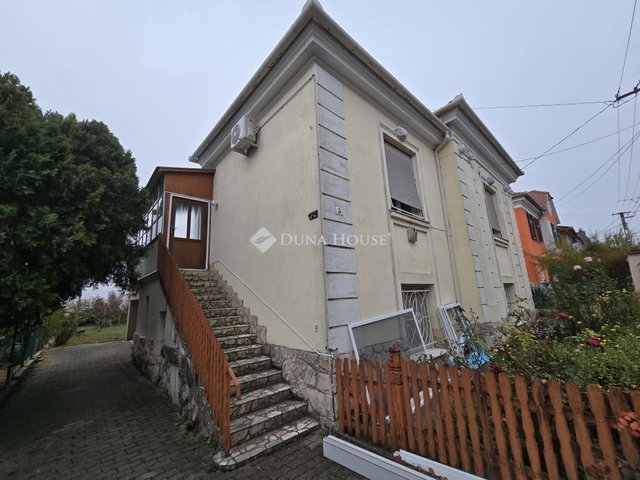 Eladó családi ház, Pécsett 119.9 M Ft, 6 szobás