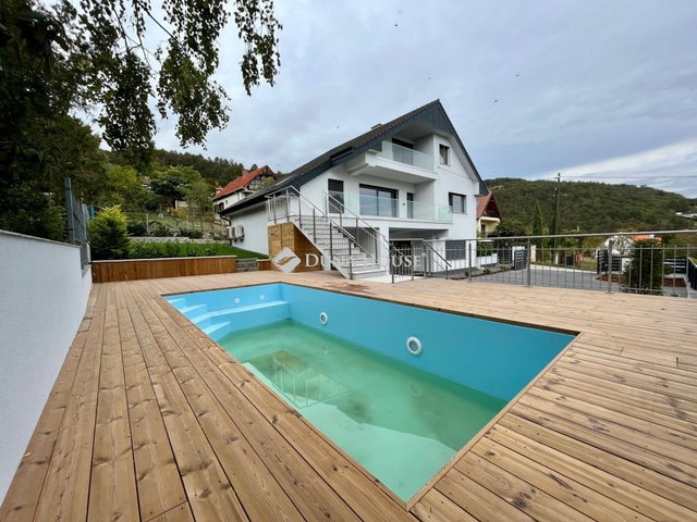 Eladó családi ház, Balatonfüreden 259.9 M Ft, 8 szobás
