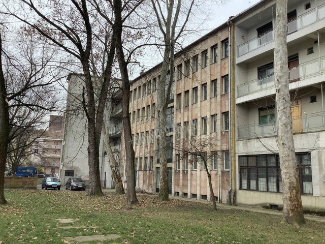 Eladó iroda, Békéscsabán, Szabadság téren 220 M Ft