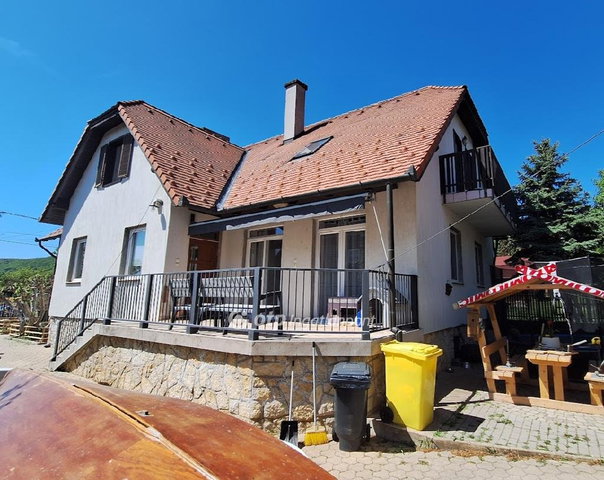 Eladó családi ház, Csopakon 249 M Ft, 10 szobás