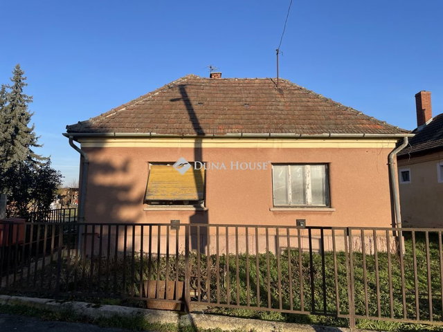 Eladó családi ház, Oszkón 10 M Ft, 2 szobás