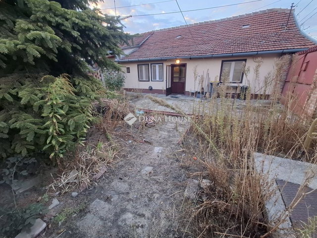 Eladó családi ház, Kiskunfélegyházán 30 M Ft, 2 szobás