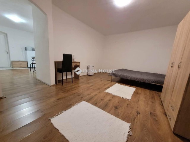 Eladó téglalakás, Pécsett 29.5 M Ft, 2 szobás