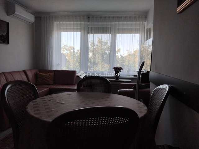 Eladó téglalakás, Pécsett 43 M Ft, 2 szobás