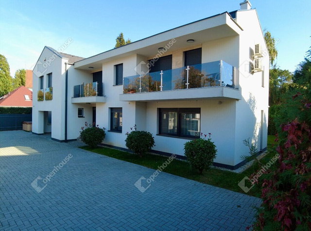 Eladó családi ház, Siófokon 450 M Ft, 12 szobás