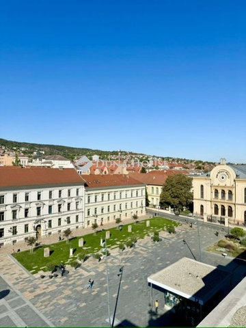 Kiadó iroda, Pécsett, Irgalmasok utcájában 224 E Ft / hó